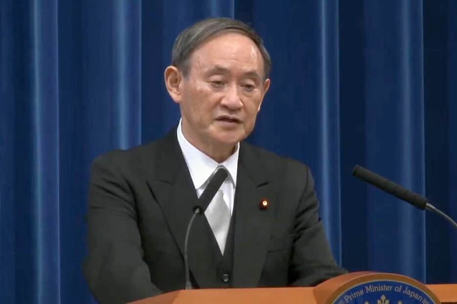 会見する菅首相＝16日午後9時すぎ、官邸