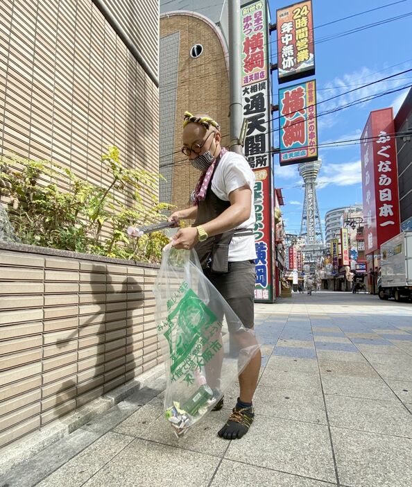 [写真]清掃活動を行う國領翔太さん＝5日午前、大阪市浪速区で
