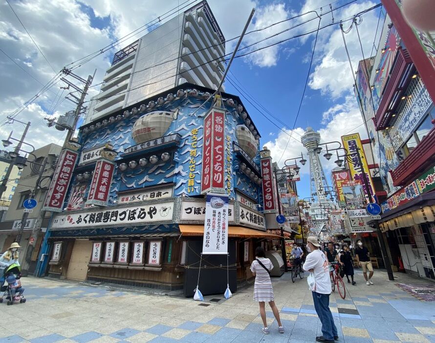 [写真]づぼらやの巨大ふぐ看板が撤去され、新世界の風景も変わった＝5日、大阪市浪速区で