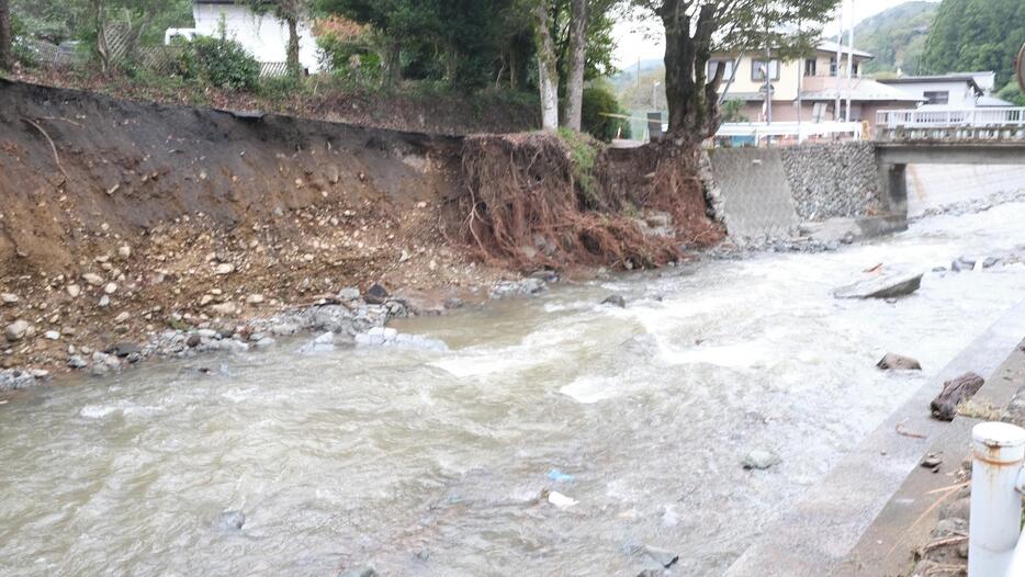 「令和元年東日本台風」で一家4人が乗った車が道路ごと川に落下した現場。目撃者によると、この時暴風はおさまっていたという＝神奈川県相模原市緑区で2019年10月16日（写真：飯田和樹）