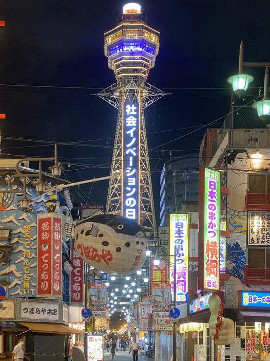 ［写真］8月31日夜に撮影した、づぼらや付近。いつものように、ふぐ看板は新世界を見守っていた