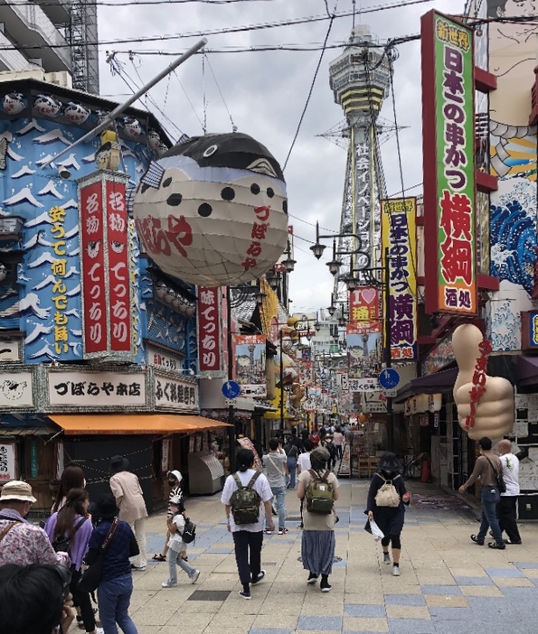 ［写真］閉店報道の後、看板を眺めて写真を撮影する人の姿が多く見られた＝今年6月、俥天力の國領翔太さん提供