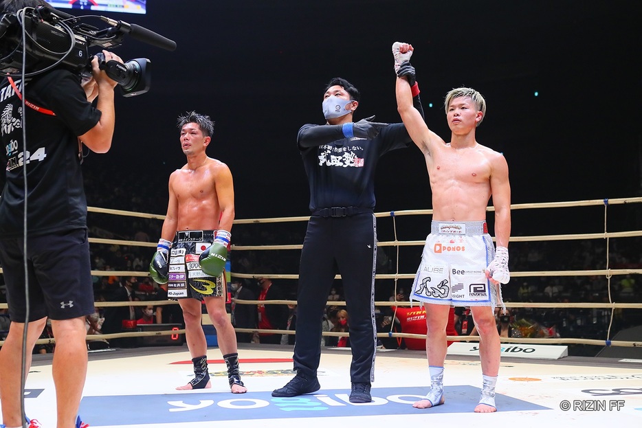 勝ち名乗りを受けた天心は表情をあまり変えなかった（写真・RIZIN FF）