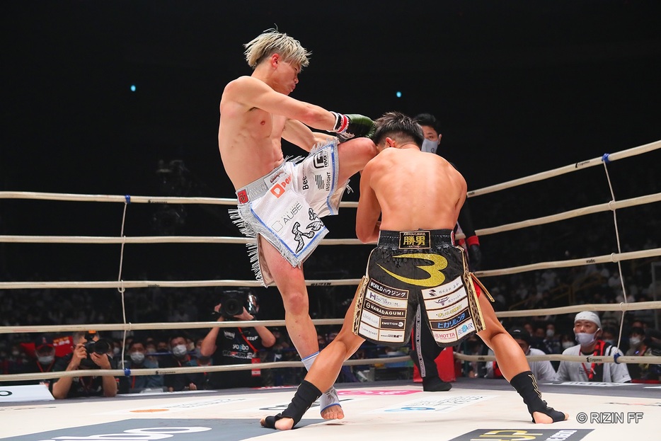 那須川天心の飛び膝が皇治の左目上を切り裂いた（写真・RIZIN FF）