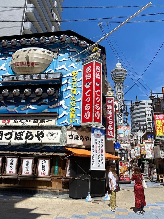 ［写真］大阪「づぼらや」が100年の歴史に幕。写真上部の建物から突き出ている棒に、巨大ふぐ看板がかかっていたが、もうその名物も消え寂しい光景となっている＝15日午後0時半ごろ、大阪市浪速区で