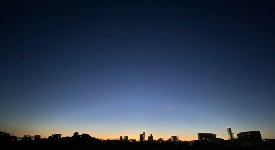 [写真]大阪市内の夕焼け、鮮やかな色に染まっていた。右側に見えるビルは「あべのハルカス」＝14日午後6時45分ごろ、大阪市東住吉区で