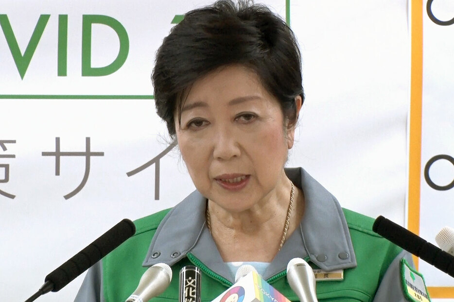 記者会見する小池都知事=11日午後2時すぎ