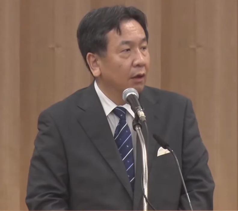 記者会見する枝野代表