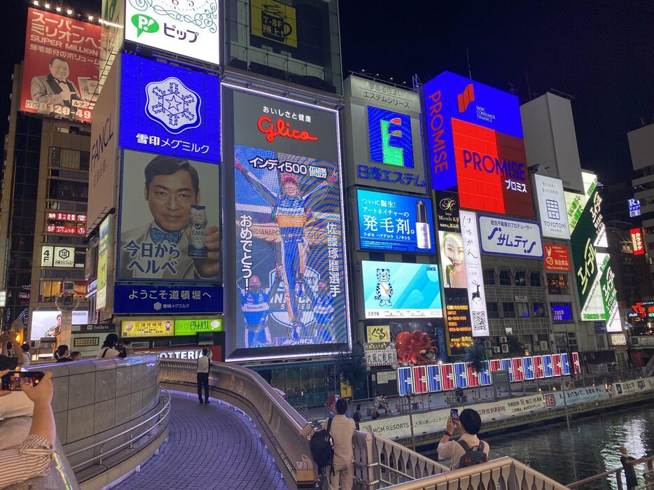 インディ500優勝　佐藤琢磨選手　おめでとう　の祝福メッセージをカメラに写す通行人も多く見られた