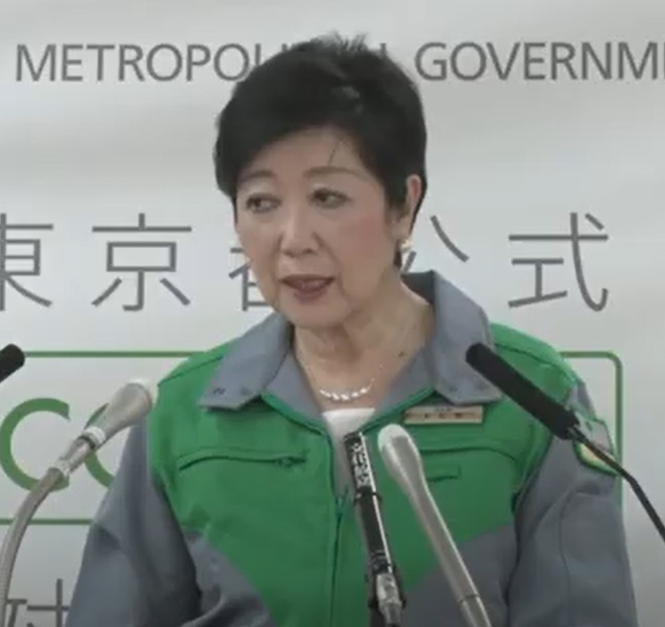 会見する小池氏