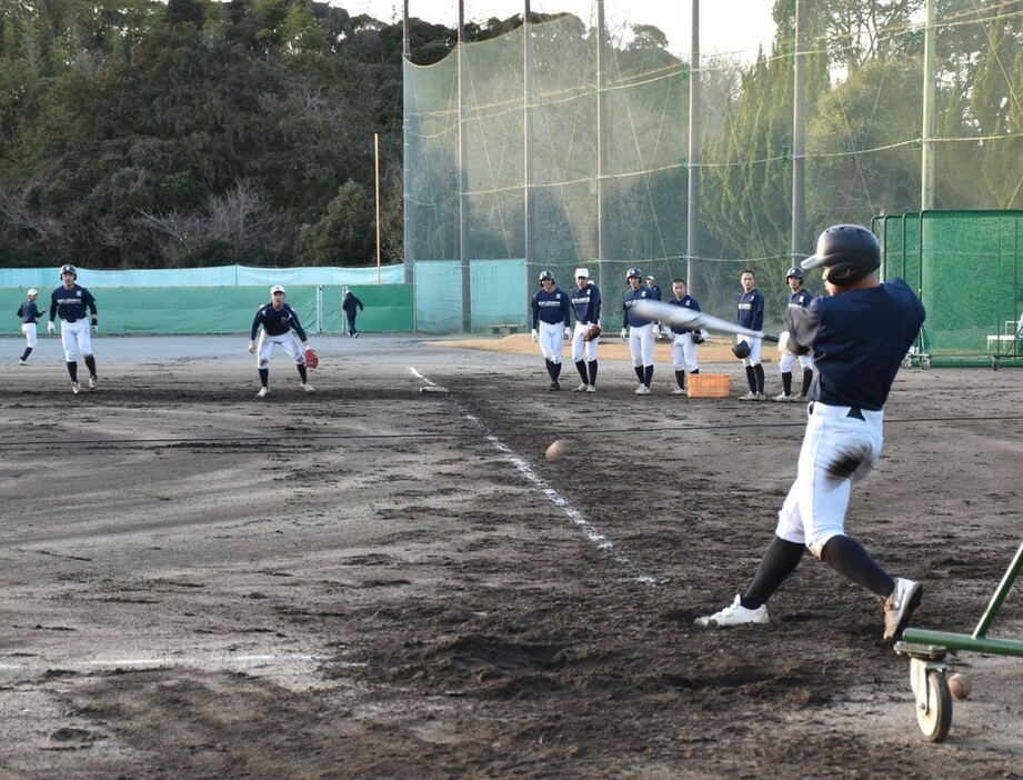 走者を置いて、内野ゴロの処理を練習する常葉大菊川の選手たち＝静岡県菊川市の同校野球場で２０２３年２月１４日、皆川真仁撮影