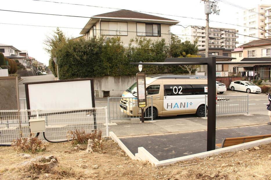 ［写真］乗降場所に停車するAIオンデマンドバス