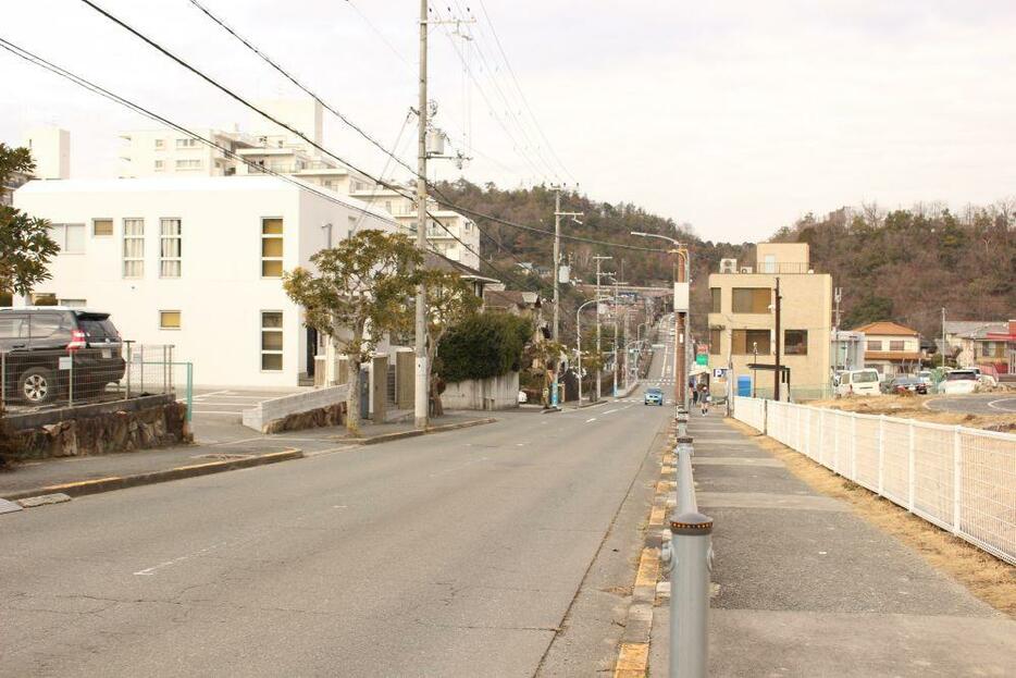 ［写真］出発式会場付近の道路。実験エリアは坂が多い