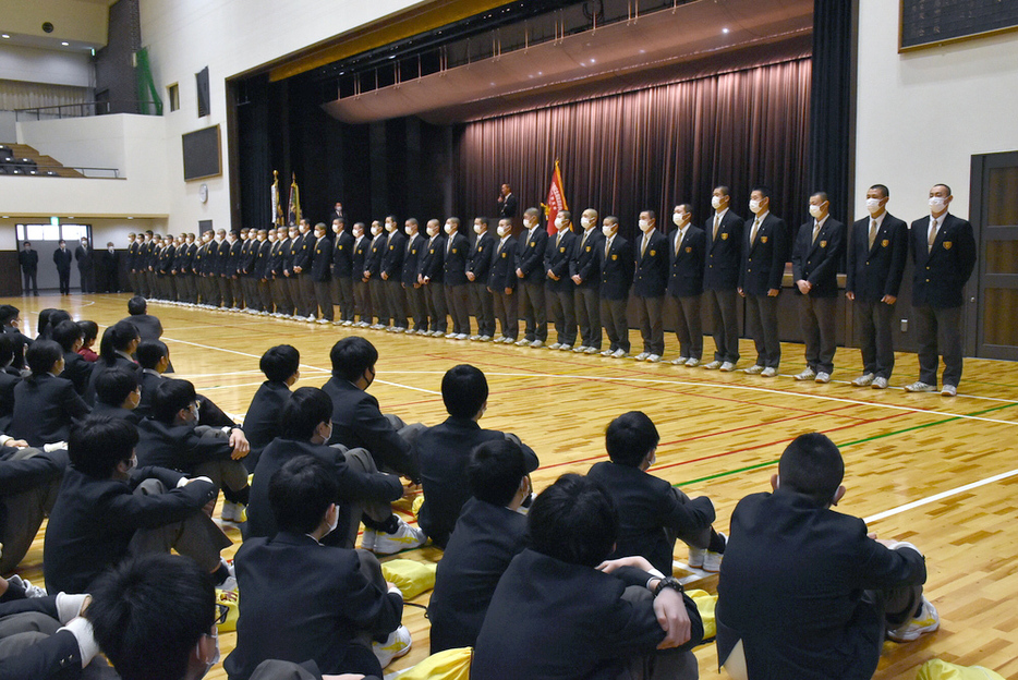 生徒らの前で選抜大会への意気込みを語る大阪桐蔭の前田悠伍主将（中央奥）＝大阪府大東市で、戸田紗友莉撮影