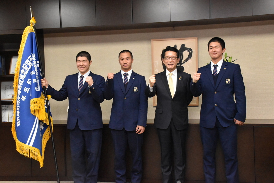 センバツでの活躍を約束し、長内繁樹市長（右から２人目）とガッツポーズする履正社の選手たち＝大阪府豊中市役所で、戸田紗友莉撮影