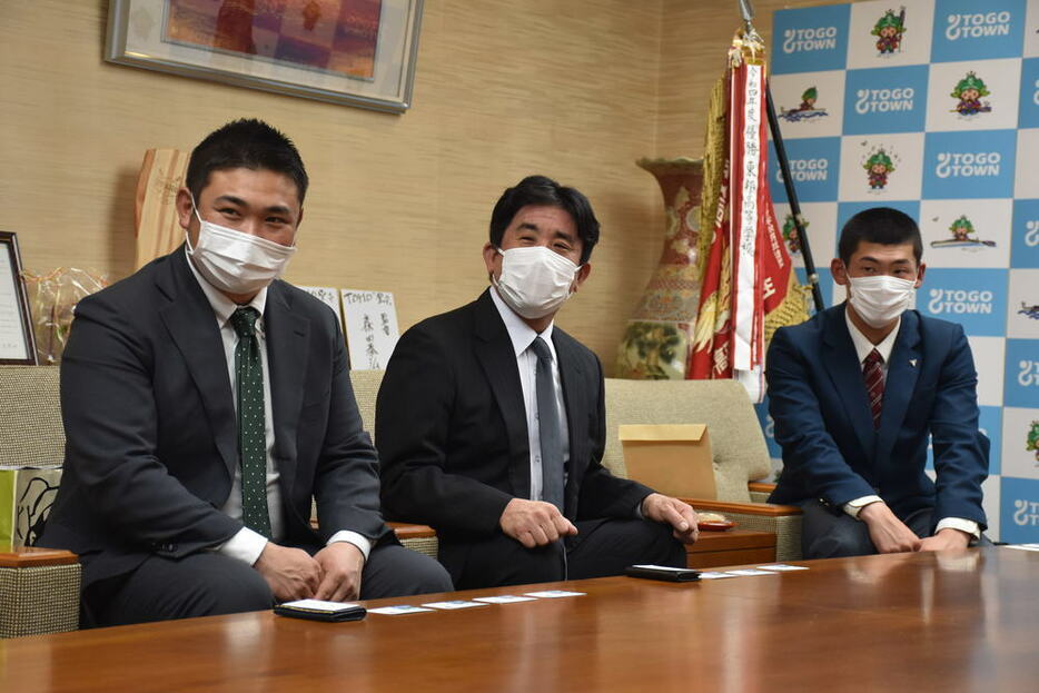 センバツ出場を報告する東邦の山田祐輔監督（左）ら＝愛知県東郷町役場で２０２３年２月７日、森田采花撮影