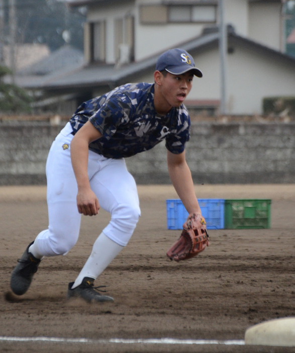 ノックを受ける作新学院の武藤匠海三塁手＝宇都宮市の同校で２０２３年２月８日、井上知大撮影