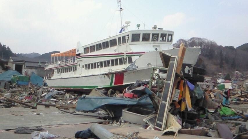 津波で住宅地まで流された遊覧船・陸中丸（撮影：穂高憲司）