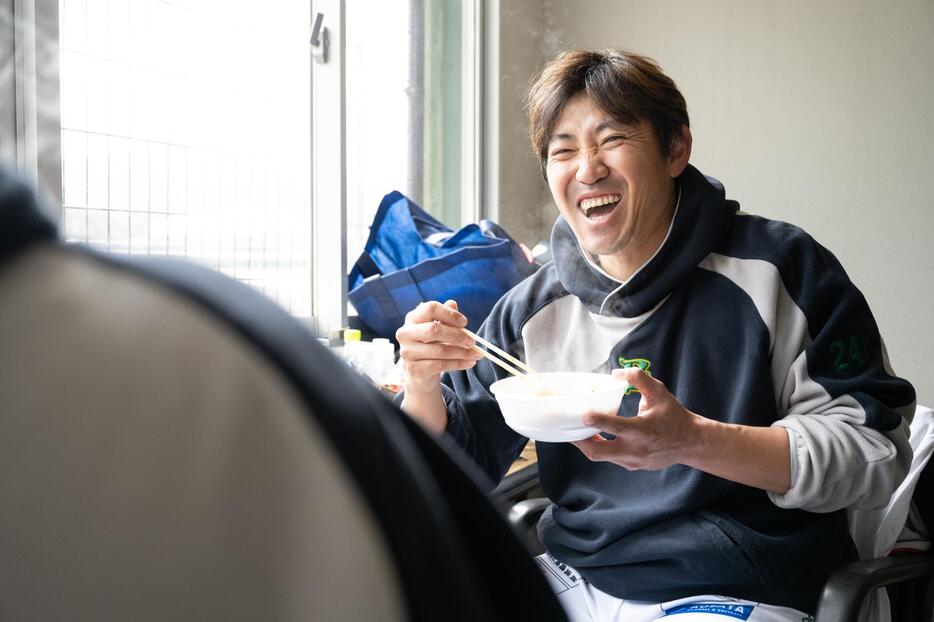 練習の合間の昼食では地元婦人会の炊き出しで、大分名物のだんご汁を味わっていた