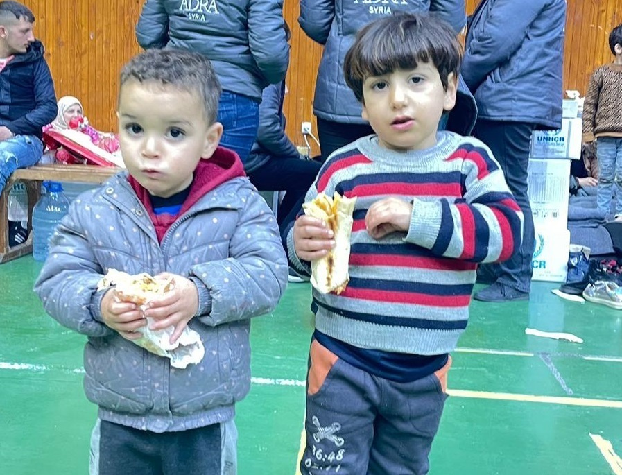シャワルマを食べている子どもたち　Photo: (C) 2023ADRA