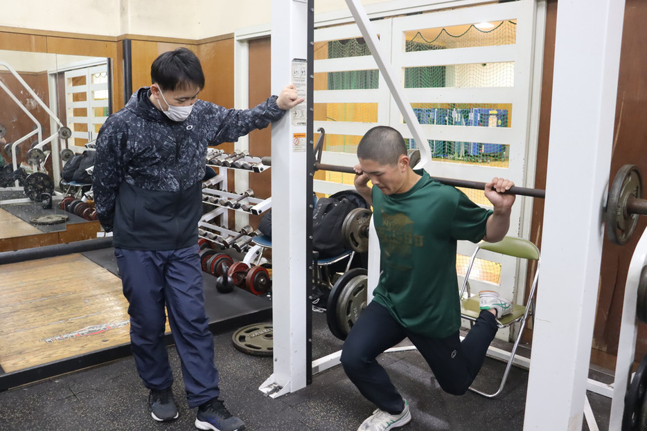 トレーニングルームで選手を指導する鹿倉和也さん（左）＝千葉県松戸市で２０２３年２月６日、近森歌音撮影