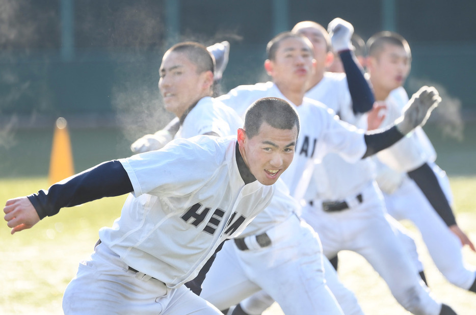 体幹を鍛えるトレーニング中、選手たちの体から汗が湯気となって立っていた＝京都市伏見区で、山崎一輝撮影