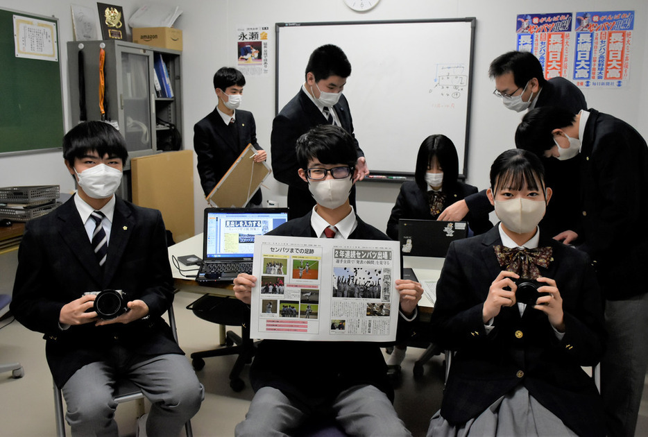新聞部「野球取材班」の（前列左から）高柳さん、園田さん、田賀農絵里香さん