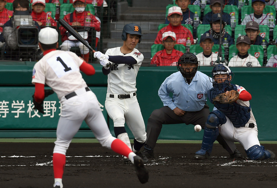 智弁学園戦の一回、中前適時打を放つ板越夕桂選手＝阪神甲子園球場で２０１６年３月２５日、大竹禎之撮影