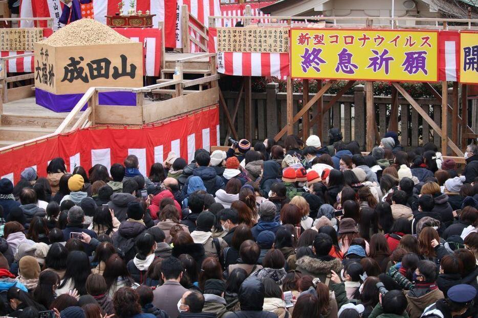 3年ぶりの豆まき式には大勢の参拝客が訪れた