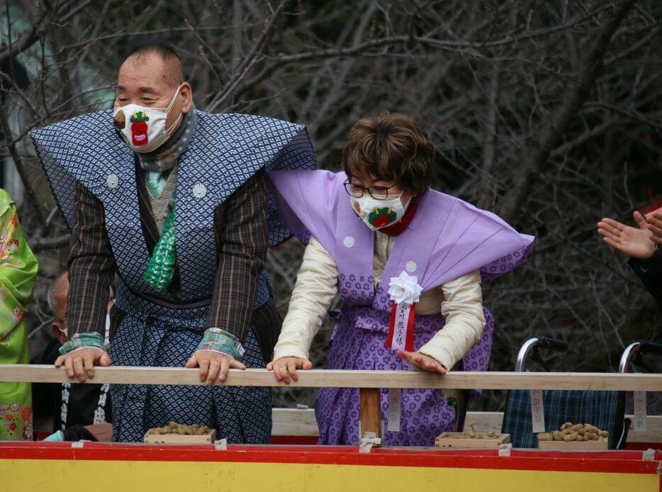 ［写真］豆まき式で挨拶を行う宮川大助・花子＝3日午前、大阪府寝屋川市で