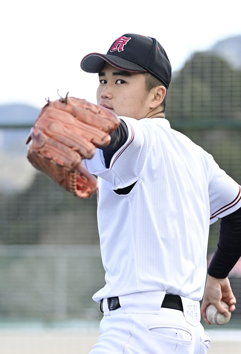 低めに伸びる最速１４５キロの直球が特徴の広陵・高尾＝藤井達也撮影