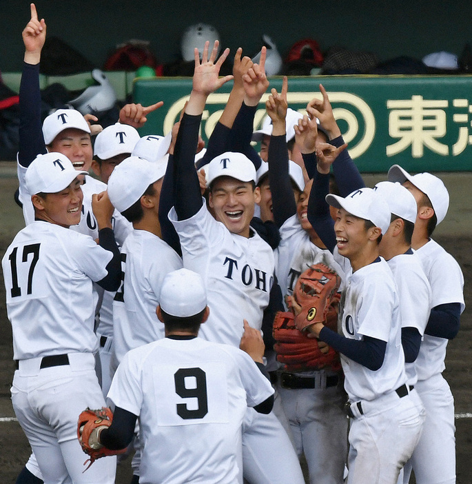 平成最後の優勝を決め、喜び合う東邦の選手たち。中央は先発の石川昂弥さん＝阪神甲子園球場で２０１９年４月３日、大西岳彦撮影