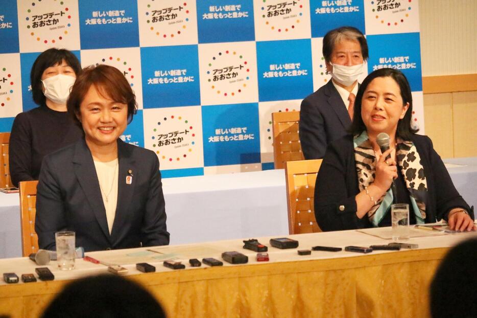 ［写真］北野妙子氏（左）と谷口真由美氏＝8日午後4時40分ごろ、大阪市内で