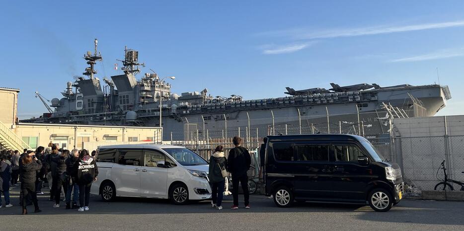 今月20日から大阪港（大阪市住之江区）に寄港していた、米海軍の強襲揚陸艦「アメリカ」が23日夕、多くの見物人が見守る中、出港した＝23日午後4時40分ごろ、大阪市住之江区で