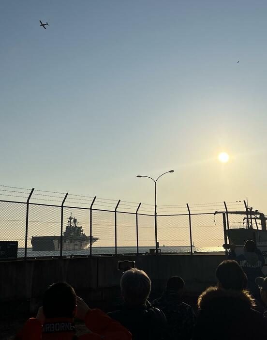 夕陽と強襲揚陸艦「アメリカ」