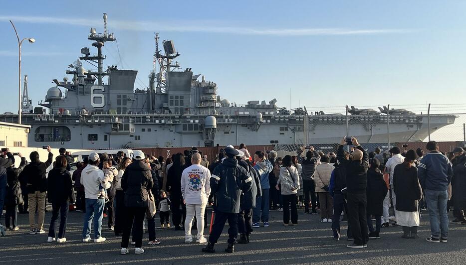 多くの見物人が見守る中、出港する強襲揚陸艦「アメリカ」