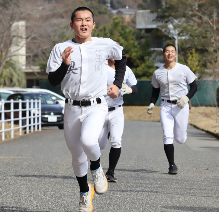 全力で走る選手たち＝広島市安佐南区の広陵高校で、安徳祐撮影