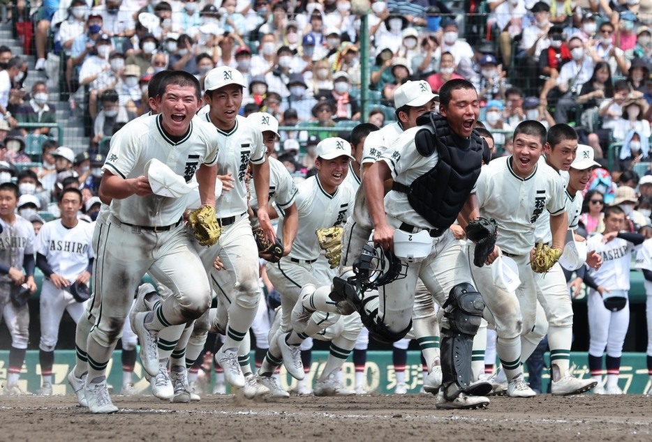 夏の甲子園で２回戦を突破し、笑顔でアルプス席に駆け出す二松学舎大付の選手たち。１、２年生も活躍した＝阪神甲子園球場で２０２２年８月１４日、中川祐一撮影