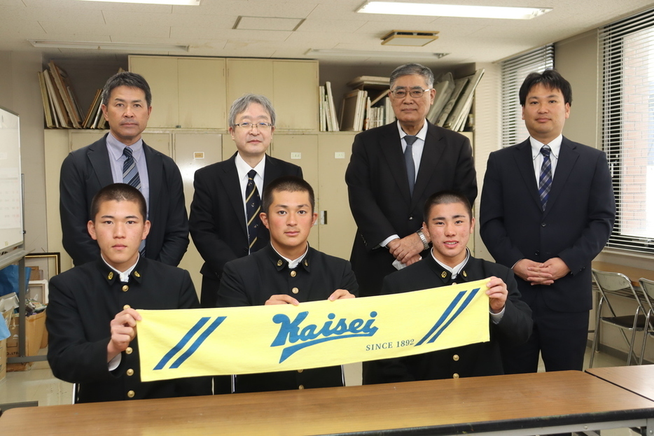 毎日新聞長崎支局を訪れた海星の選手（前列）ら