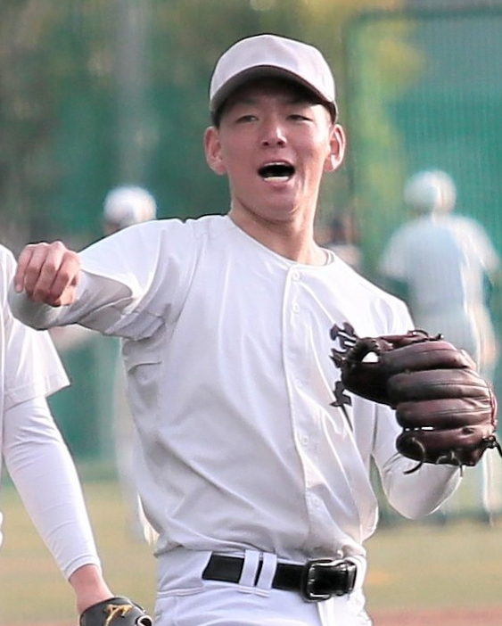 報徳学園の宮本青空（はる）選手（２年）＝兵庫県西宮市の報徳学園グラウンドで、大野航太郎撮影