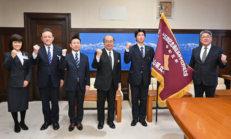 新田八朗知事（右から３人目）とともに甲子園での勝利を誓う氷見の大沢祥吾主将（同２人目）ら＝富山県庁で２０２３年２月１７日、青山郁子撮影