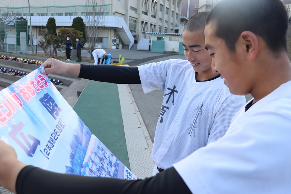 広陵の応援ポスターに見入る選手たち＝広島市安佐南区の広陵高校で、安徳祐撮影