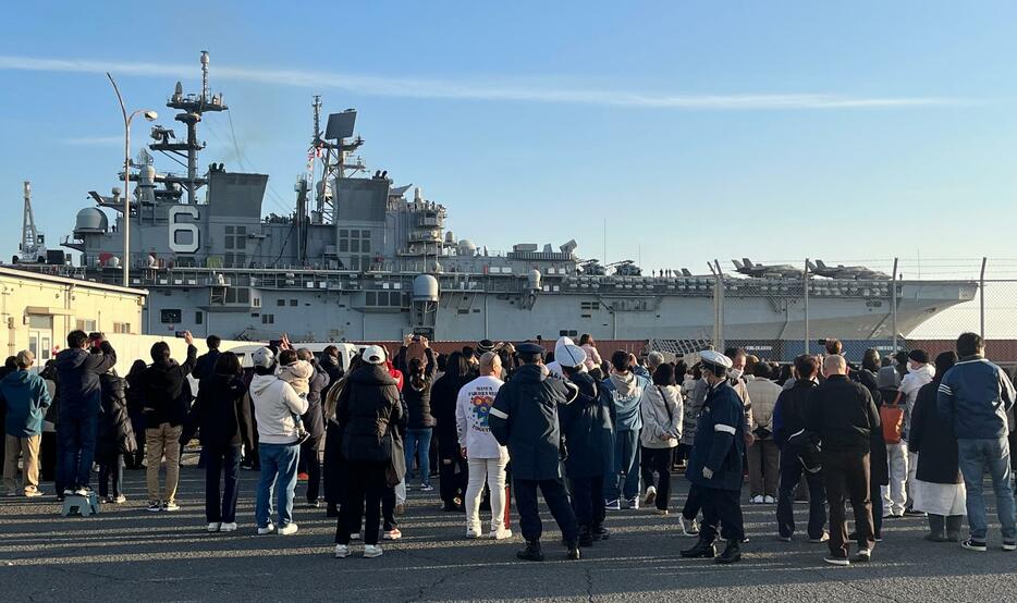 ［写真］強襲揚陸艦アメリカが出港。多くの見物人が手を振り見送った＝23日午後4時40分ごろ、大阪市住之江区で