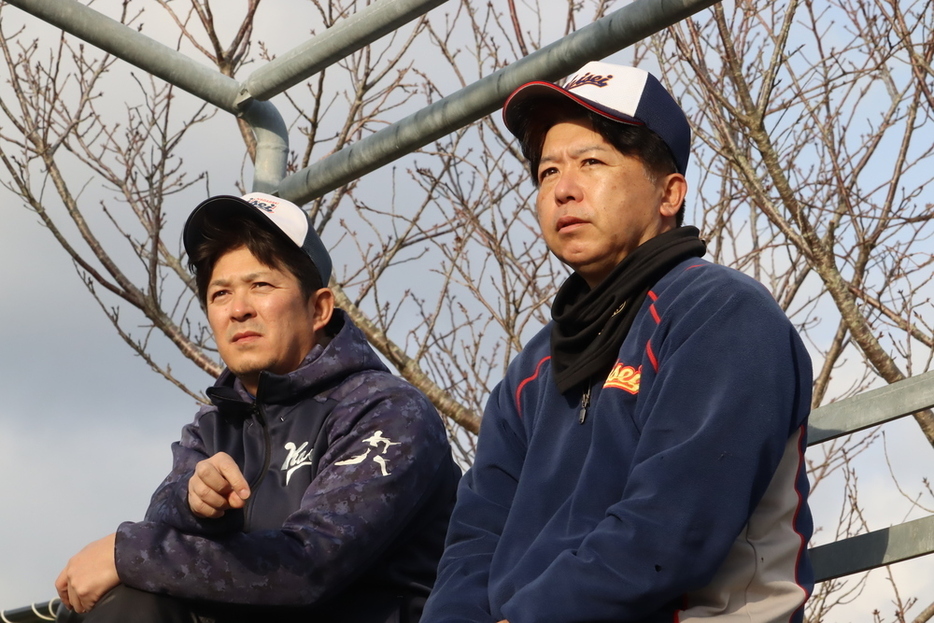 練習を見守る平尾さん（右）と田川さん