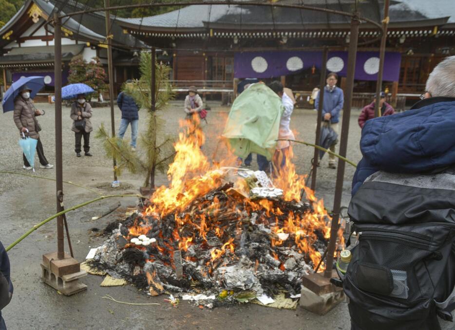 奈良県桜井市の大神神社で行われた「大とんど」＝15日午前