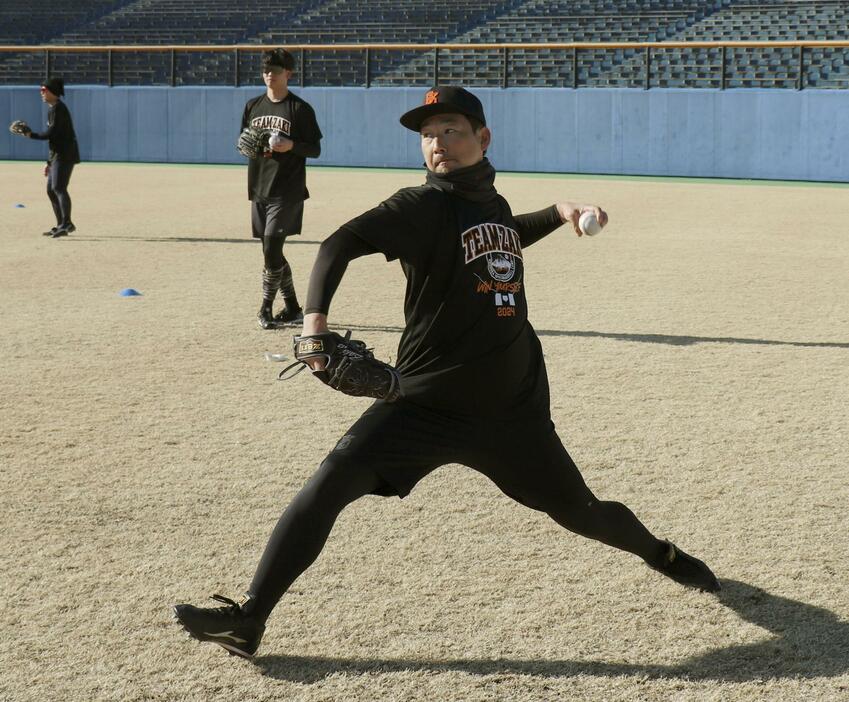 自主トレを公開した阪神・岩崎＝静岡県草薙総合運動場野球場