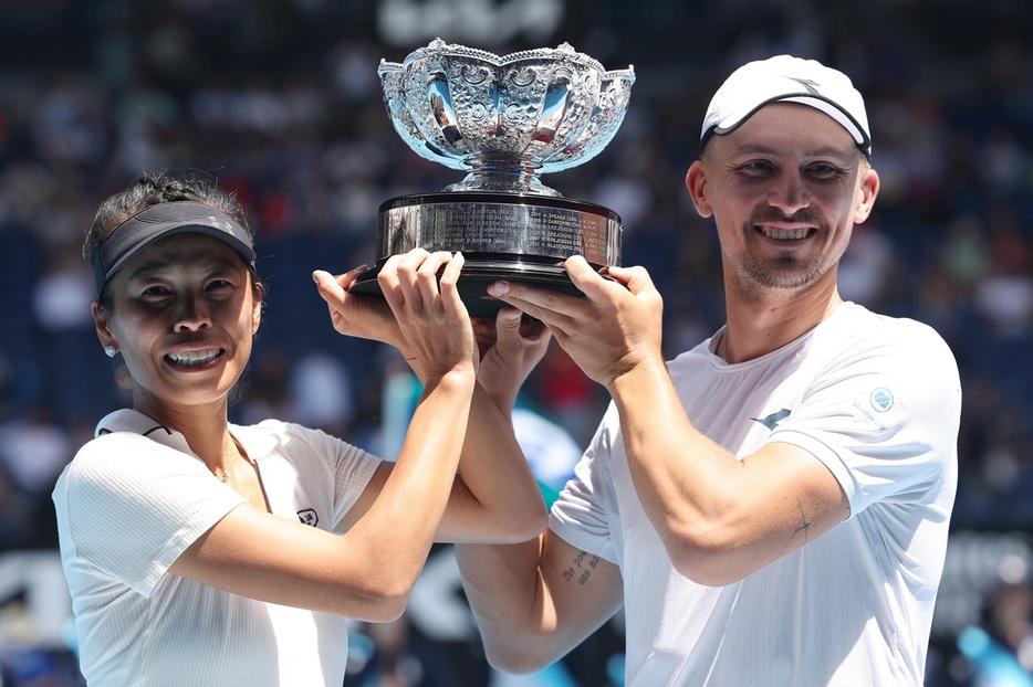 「オーストラリアン・オープン」（オーストラリア・メルボルン）のミックスダブルスで優勝を飾ったシェイ・スーウェイ（台湾／左）とヤン・ジエリンスキ（ポーランド）（Getty Images）