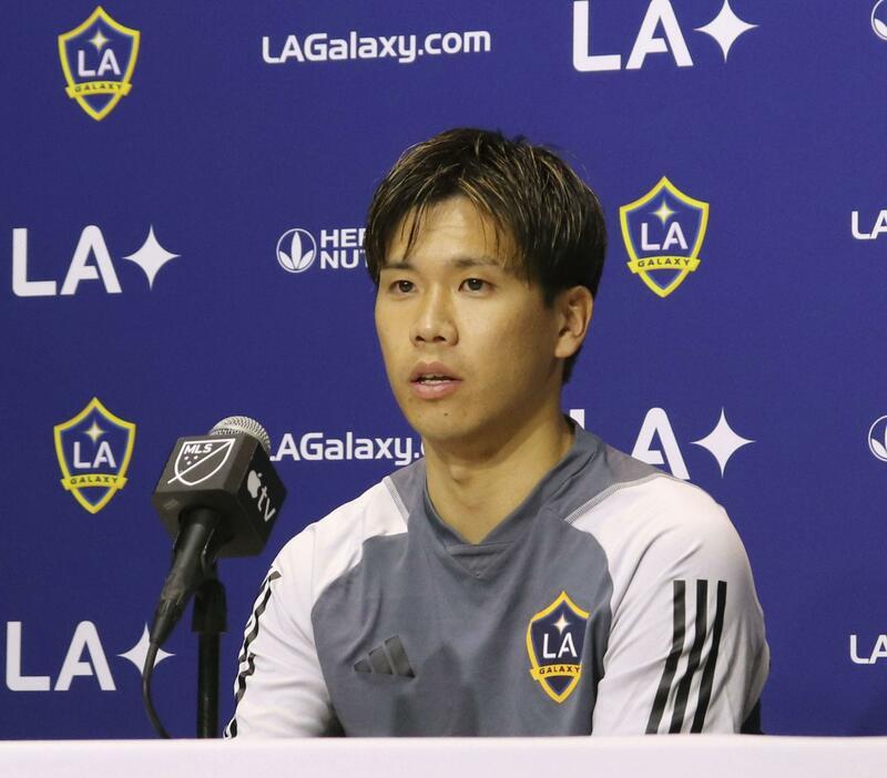 米プロリーグMLS、ギャラクシーへの入団記者会見に臨んだ山根視来＝25日、ロサンゼルス近郊のカーソン（共同）