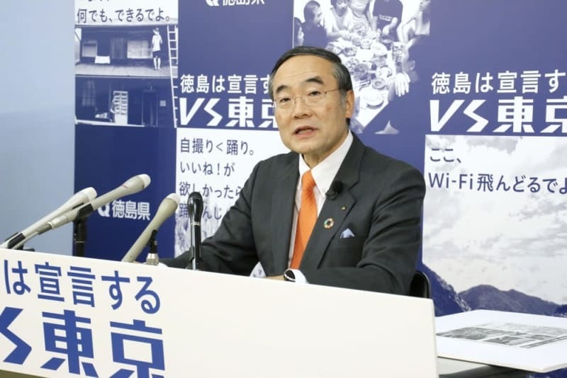 定例記者会見に臨む当時知事だった飯泉嘉門氏＝２０１９年１１月１５日、徳島県庁