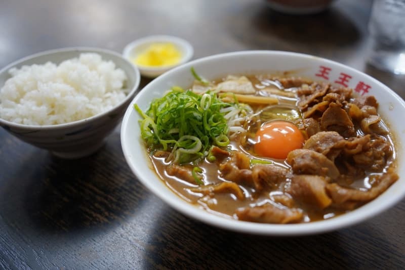 王王軒本店のラーメン。創業時から１日も欠かさず継ぎ足しながら作ったという、濃厚な豚骨スープが特徴＝２０２３年１２月、徳島県藍住町